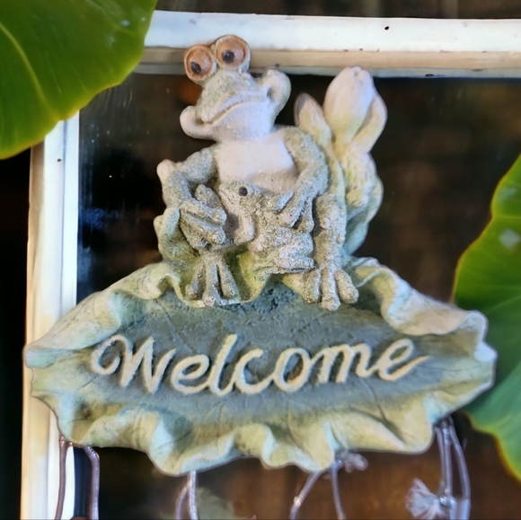 Small Vtg Mom Frog Baby Musical Wind Chime Lily Pad Welcome Sign - Picture 1 of 6